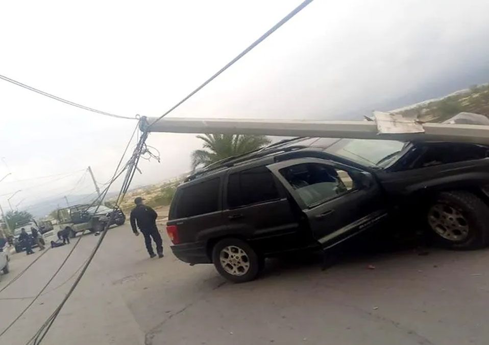 Detienen a 2 presuntos delincuentes tras protagonizar persecución y choque en García