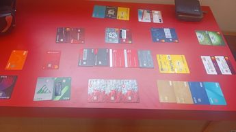 Tarjetas bancarias decomisadas al hombre detenido en Monterrey. | Cortesía