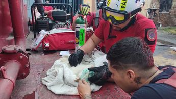 Un gatito fue asistido por cuerpos de emergencia afuera de la vivienda siniestrada. | Agustín Martínez