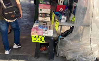 Cajetillas de cigarros ilegales son vendidas por 20 pesos o tres paquetes por 50 pesos. | Carlos Ortega