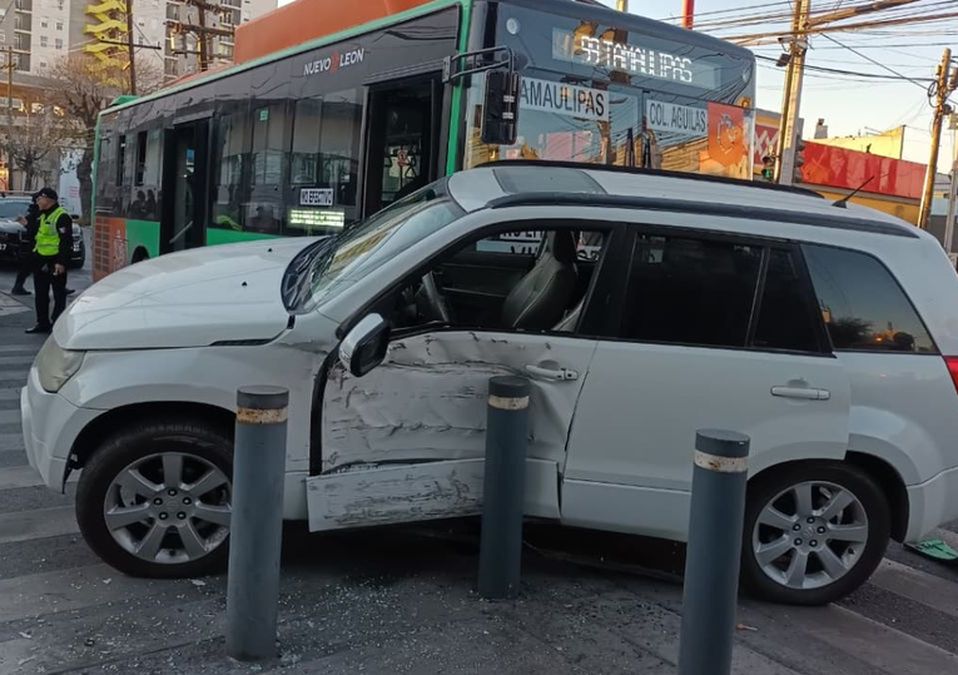 Accidente vial en el centro de Monterrey deja dos lesionadas, entre ellas una niña que no viajaba en asiento infantil.| Especial