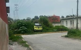 La camioneta tipo SUV en la que viajaban las víctimas terminó estampada en un cerro de la unidad habitacional Los Olivos / Especial