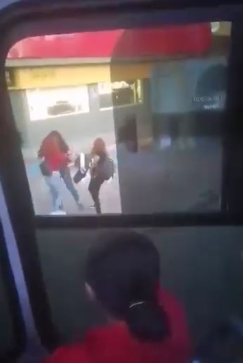 Las dos mujeres continuaron peleando tras bajarse de la ruta urbana. | Cortesía