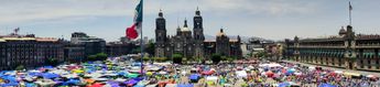 Maestros instalan lonas para resguardarse del Sol durante plantón en el Zócalo | Javier Ríos
