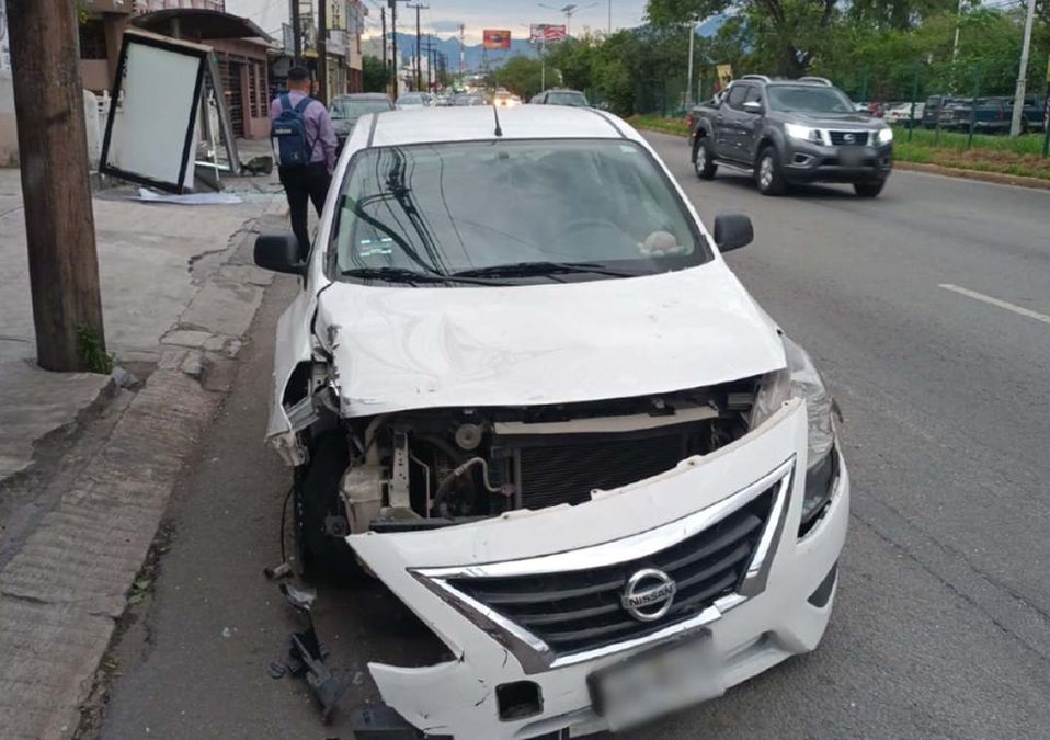 Un automóvil chocó contra una parada de camión en Monterrey. | Fabricio Gallegos
