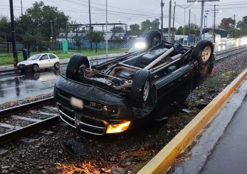 Una camioneta volcó sobre las vías del tren en la avenida Juan Pablo II. | Francisco Zúñiga Esquivel