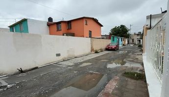 Vecinos de la colonia Valle de las Flores, en Saltillo, reportaron este lunes agua con coloración café en sus casas.