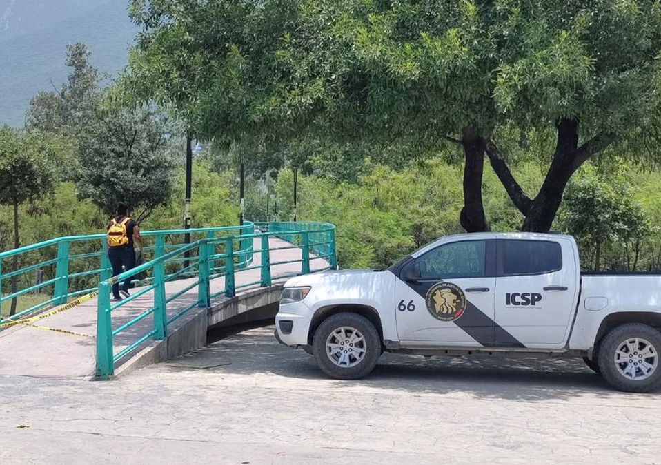Hallan un cuerpo en puente peatonal de Parque Canoas en Monterrey. | Agustín Martínez