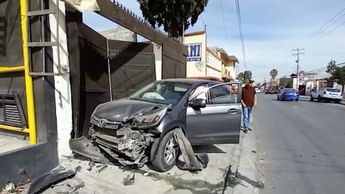 Tras la colisión la camioneta se precipitó contra el portón de una bodega que se encontraba cerrada.