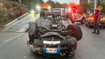 El Mustang se impactó contra la pared de división de sentidos de la arteria.| Especial
