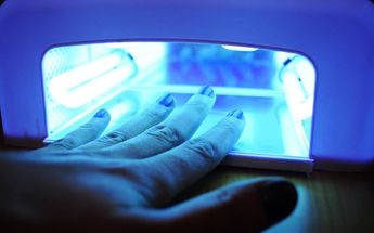 !Cuidado! La aplicación de esmalte en gel para uñas puede causar cáncer