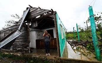 Caridad Álvarez, trabajadora de una empresa tabacalera, en su casa destruida por el huracán Ian, en San Juan y Martínez, provincia de Pinar del Río, C