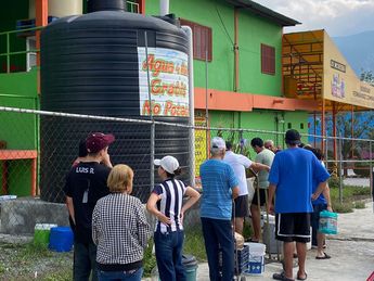 Un negocio brinda agua de lluvia recolectada a vecinos de la colonia Unidad Modelo en Monterrey. | Édgar Plata