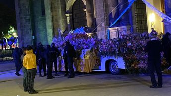 Carruaje resguardado por policías / Gloria Reza