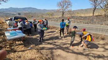 Peregrinos apoyan con agua y frutas a quienes caminan hacia Talpa. | Juan Carlos Munguía