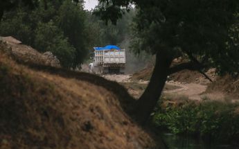 Camión arroja escombro en el Atoyac | Andrés Lobato