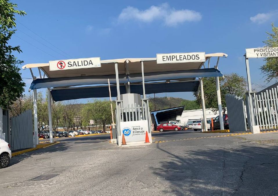Vecinos de colonia Catujanes bloquean instalaciones de Agua y Drenaje. | Pedro Delgado