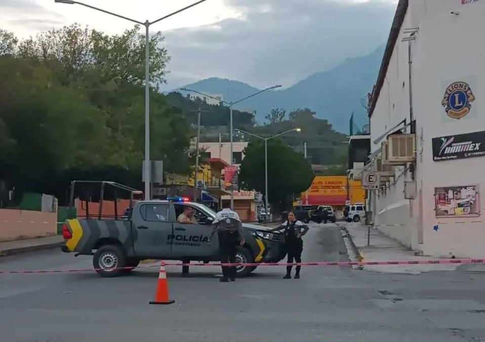 Asesinan a balazos a un hombre a bordo de una camioneta en Santiago, NL