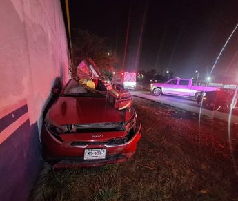 El conductor del auto presuntamente circulaba en sentido contrario, cuando habría invadido carril e impactado contra un tráiler.| Kevin Carranza