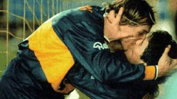 Diego Armando Maradona se besa con Claudio Cannigia tras euforia por jugada | Cortesía