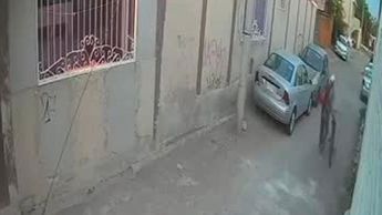 Torreón: Sujeto es captado robando batería de un automóvil