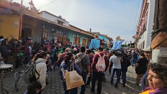 Peregrinos apoyan con agua y frutas a quienes caminan hacia Talpa. | Juan Carlos Munguía