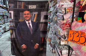 Comerciantes aseguran que la imagen de Harfuch se vende bien, pero la venden con recelo. | Christian Ortiz