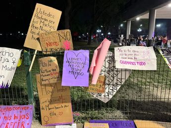 Al llegar a la Explanada de los Héroes, decenas de mujeres comenzaron a realizar pintas en los monumentos que había en el sitio. | Marcela Cuevas