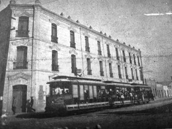 El imponente edificio que vigilaba esta esquina era el Hotel San Carlos