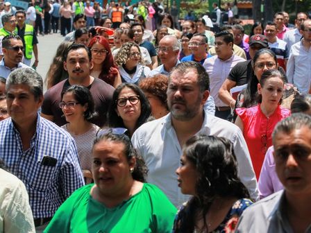 Cuando tiembla, las personas salen ordenadamente de los edificios | Cuartoscuro