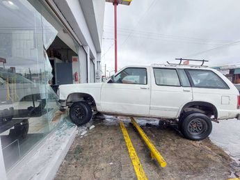 El conductor habría intentado estacionarse cuando derrapó el vehículo, según una de las versiones. | Leyda Estrada