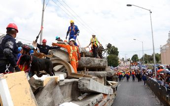 Carro alegórico sobre rescatistas del sismo del 19 de septiembre de 2017 | Sergio Cervantes