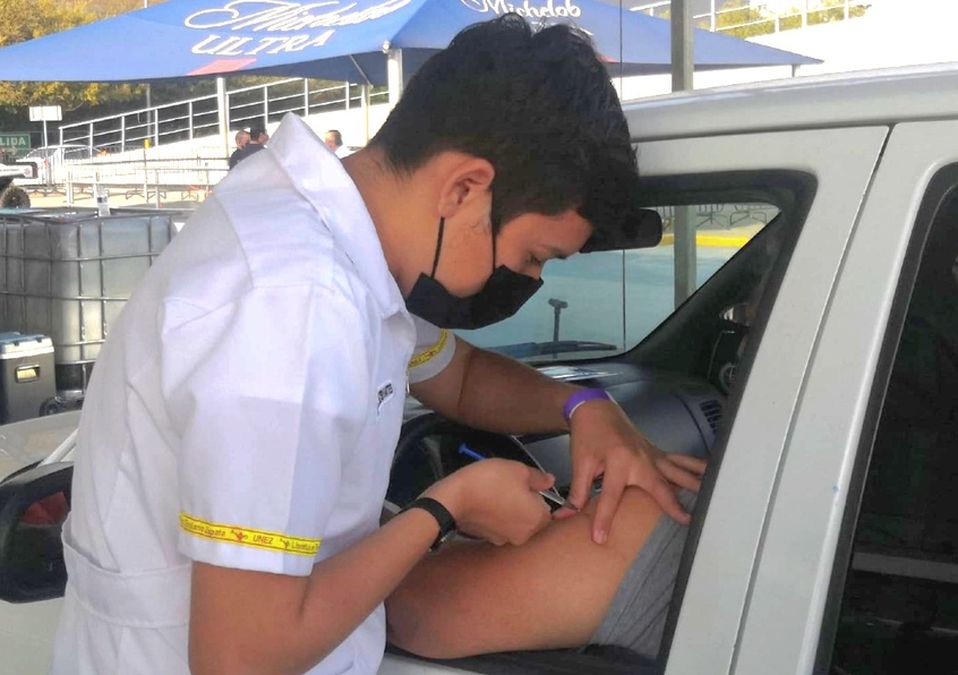 Continúa vacunación contra covid-19 en Monterrey