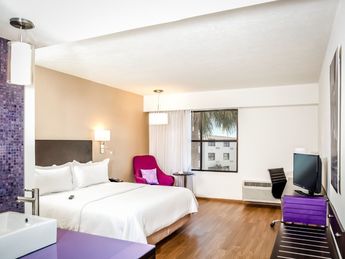Fiesta Inn cuenta con diferentes habitaciones.