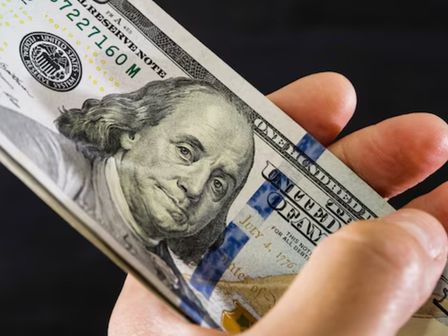 El dólar cambia de precio cada hora en el mercado financiero | Freepik