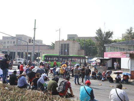Como parte de sus manifestaciones, los maestros de la CNTE mantienen su plantón en el Zócalo | Javier Ríos