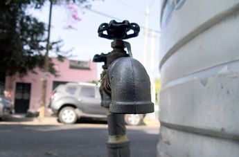 Vecinos de la colonia Blanco y Cuéllar continúan sin agua potable a más de dos días del mega corte | Foto: Sonia Gamiño