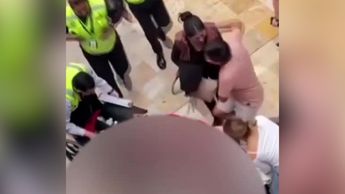 Bebé muere al caer de segundo piso en centro comercial de Perú; usuarios graban reacción de papás