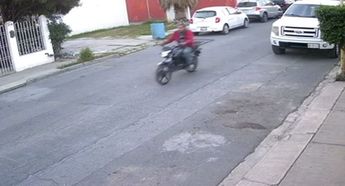 El investigado a bordo de una motocicleta con reporte de robo. | Cortesía