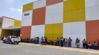 Interesados se apostan en las oficinas del Instituto de Control Vehicular en Nuevo León. | Orlando Maldonado
