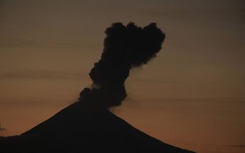 El volcán Popocatépetl emitió varias columnas de ceniza durante la tarde del 18 de mayo / Andrés Lobato