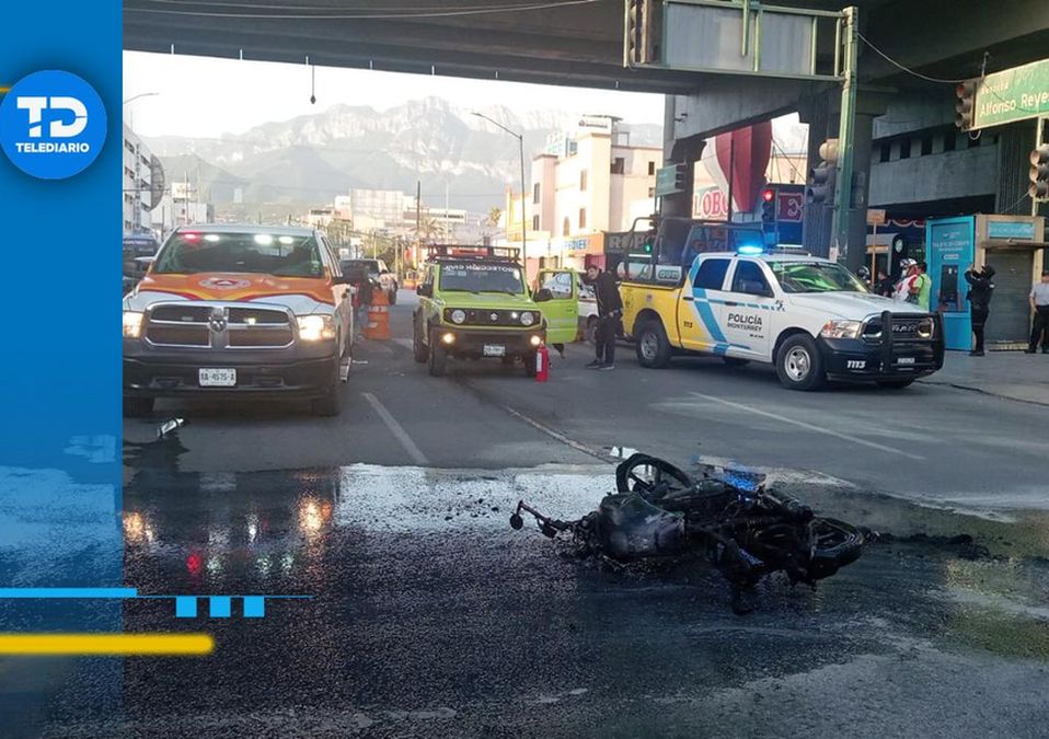 Choque termina en incendio de motocicleta en avenida Cuauhtémoc en Monterrey. | Cortesía