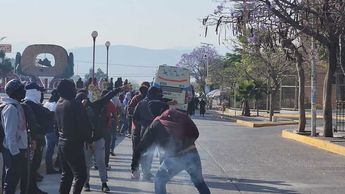 Encapuchados atacan Palacio de Gobierno de Chilpancingo