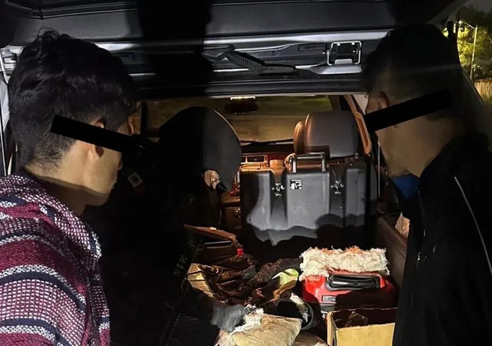 Fuerza Civil detiene a dos jóvenes que transportaban más de 15 kilos de cristal en Mina, NL