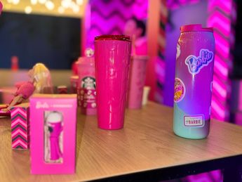 Termos de la colección de Starbucks y Barbie | César García