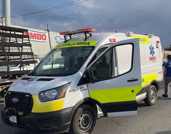 Paramédicos del SAMU atendieron a las trabajadoras lesionadas tras el accidente registrado sobre el periférico Luis Echeverría, en Saltillo.