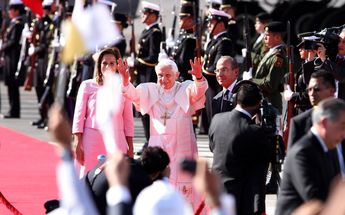 El Papa Benedicto XVI acompañado de Felipe Calderón y Margarita Zavala / Héctor Téllez
