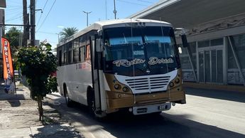 Los laguneros en ocasiones prefieren pagar un transporte privado ante los largos tiempos de espera que tienen en ocasiones. | Telediario