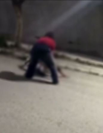 La agresora jaloneó a la menor del cabello hasta tirarla al suelo. | Cortesía
