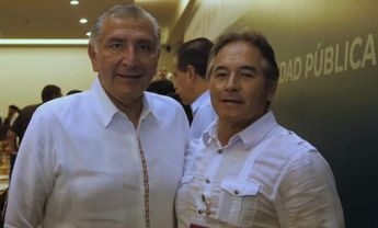 Bermúdez Requena junto al ex secretario de Gobernación del Gobierno de México, Adán Augusto López. | Archivo